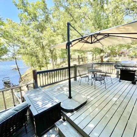 Honey Creek Getaway Waterfront Cottage - Close to town & Boat Ramp! Sleeps 10+
