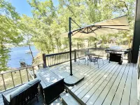 Honey Creek Getaway Waterfront Cottage - Close to town & Boat Ramp! Sleeps 10+