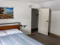 The Sunny Side! Convenient and Sleeps 6! Hotels in Calumet