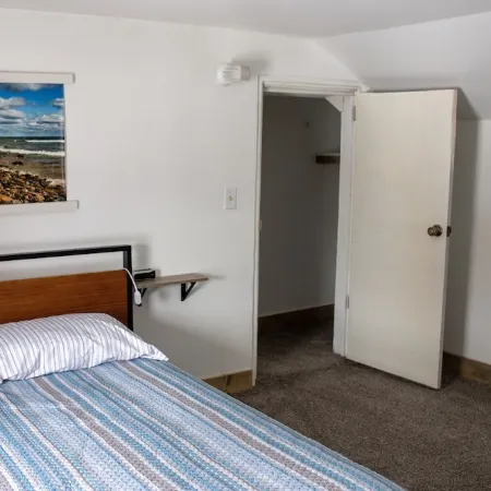 The Sunny Side! Convenient and Sleeps 6!