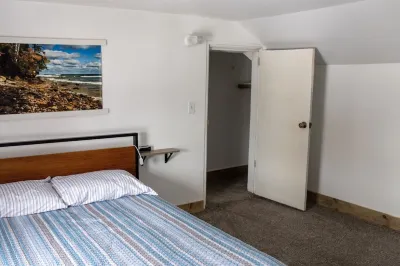The Sunny Side! Convenient and Sleeps 6!