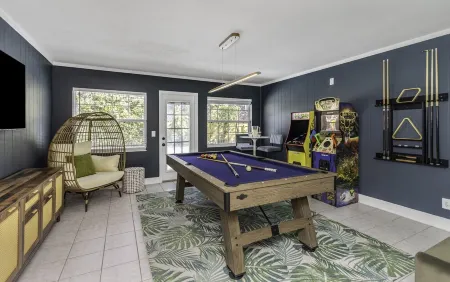 Fun! 4 Bedroom, 7 Beds - Pool Playground Game Room Putting Green in Clearwater! Отели рядом с достопримечательностью «Ларго Спортс Комплекс»