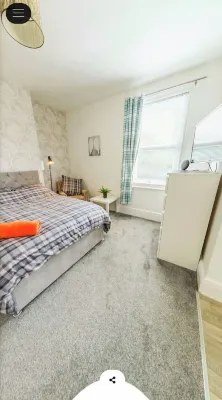 5 double bedrooms all with en-suites, PPE room for offshore workers, games room Các khách sạn ở 