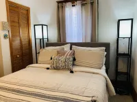Cozy First Floor Apartment. Located in a quiet neighborhood. Hotel dekat Polish Center of Discovery and Learning