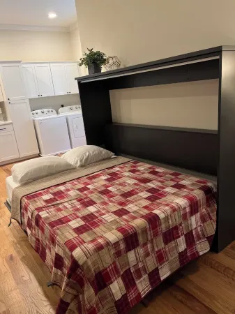 Sleeps 4, Private, 1-King BR, Murphy Bed in Living Rm, off Timothy and 10 loop