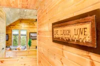 Private retreat with Nature at its best! Hot Tub, Lake & ski, Arcade & Games.