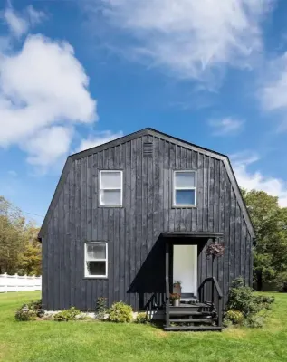 Renovated 4 BR 3 BA Barn; 30 mins to Hudson, 15 mins to the Berkshires!