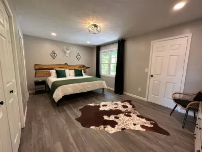 Newly Renovated Cozy home - 2min walk to Tuckasegee River Hotels near Noon