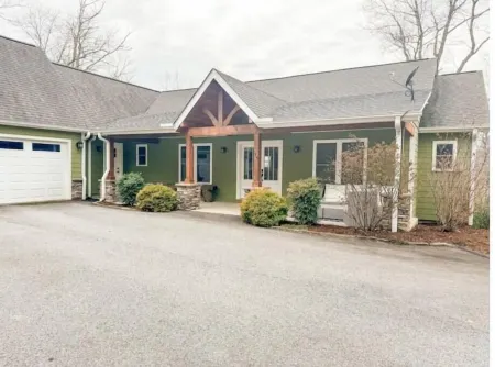 Farmhouse at Honey Bear Orchard