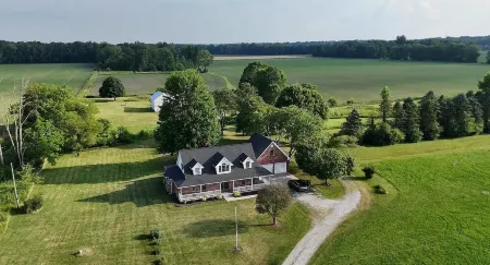 Spacious 4-bedroom house, + bonus rm in Serene Country Setting - sleeps up to 11