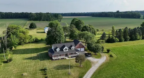 Spacious 4-bedroom house, + bonus rm in Serene Country Setting - sleeps up to 11