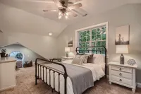 Lakefront w/ Beach, Dock, Game Room, Firepit, Kayaks, views