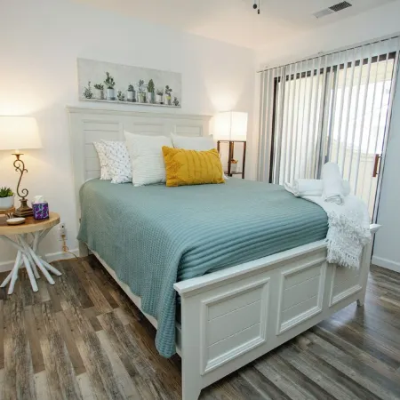 Tranquil Retreat 4 Miles to Park Entrance Walk to Dining BBQ Balcony