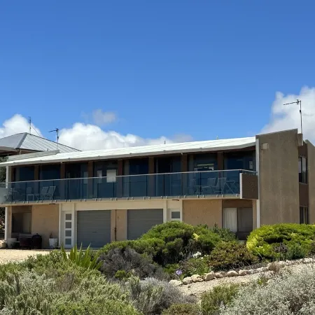 Absolute Beachfront on the cliff with easy stair access to the beach (BYO LINEN) Отели в г. Мунта