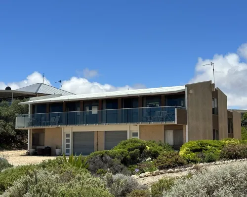Absolute Beachfront on the cliff with easy stair access to the beach (BYO LINEN) ムーンタのホテル
