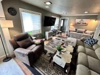 Big Bear: Spacious 4-Bedroom Near the Ocean Hotels in Kodiak Island