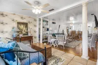 Feeling Beachy Cottage, Sleeps 6, Steps away from the beach!