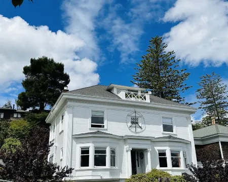 CASABLANCA- Grand Edwardian View Home Отели рядом с достопримечательностью «Парк Мишен Долорес»