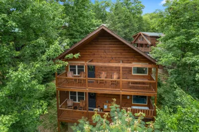 Brand New Cabin-No Curvy Roads-Right off the Pkwy-Hot Tub-Close to Dollywood!