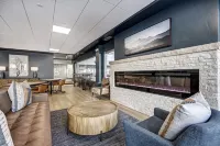 King Bed -Chic Mountain Studio, Ski-In-Ski-Out and Steps From Historic Main St.