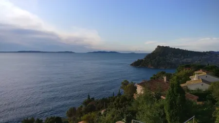 Rent 1 or 2 studios (from 2 to 5 P in Villa "Soleil Levant" at Rayol Canadel Отели рядом с достопримечательностью «église Sainte-Thérèse-de-l'Enfant-Jésus du Rayol-Canadel-sur-Mer»