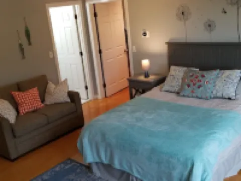 Newly refurbished, Sunny bright In-law suite.15 minute easy drive to Boston Hotels in Watertown