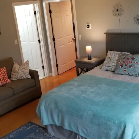 Newly refurbished, Sunny bright In-law suite.15 minute easy drive to Boston