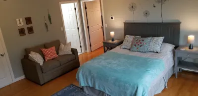 Newly refurbished, Sunny bright In-law suite.15 minute easy drive to Boston