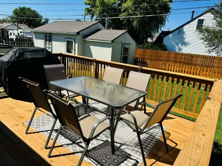 Spacious 4-bedroom house in Great Bend, KS with, Backyard Deck, Ping Pong Table Отели рядом с достопримечательностью «Great Bend Courthouse»