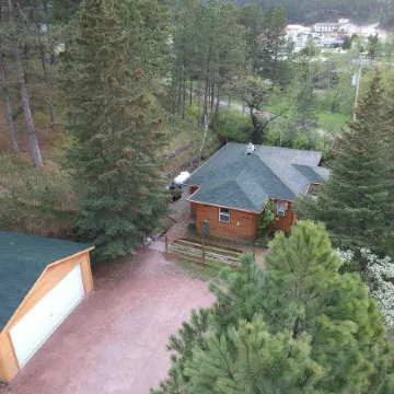 Old Town Cottage: Nestled on a forested hillside on the edge of Hill City