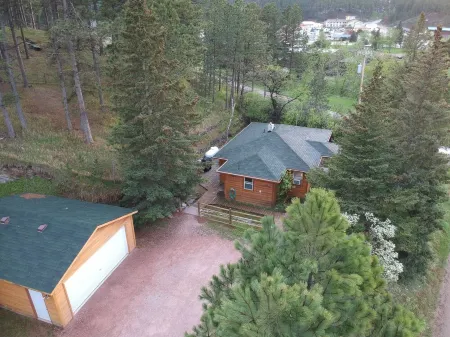 Old Town Cottage: Nestled on a forested hillside on the edge of Hill City