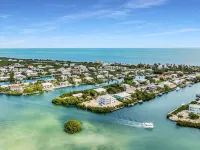 Island getaway with panoramic view, pool, spa, beach and rooftop access!