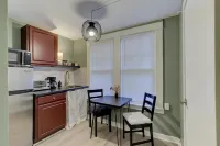 Tiny Trendy Traveler's Studio in Historic Midtown!