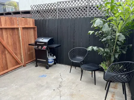 Beautifully renovated West Newport townhome - 1 min walk to beach Отели рядом с достопримечательностью «Ньюпорт-Бич»