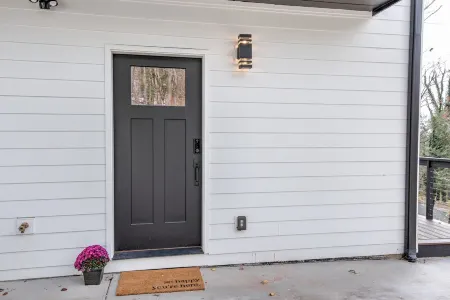 Colorful modern suite near Blue Ridge Parkway and Biltmore Отели в г. Ройал Пайнс