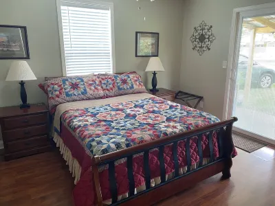 Waterworks come to relax Отели рядом с достопримечательностью «JB Miller Park»