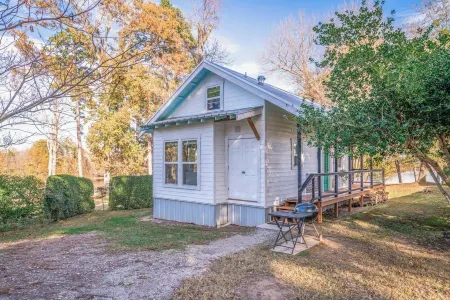 Knox Lakeside Cottage, 1 bedroom plus loft on Lake O' the Pines Отели в г. Апшур