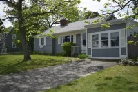 2 Bedroom, 2 Bath, 1100 sqft, sun porch, eat in kitchen, Washer/Dryer, Gas Grill