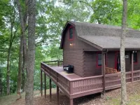 Real Log Cabin with lake view and minutes from 3 plus boat ramps!!!!
