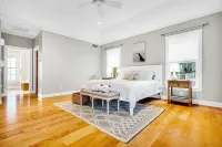 Lakefront Moose Pond Retreat Hotel a 