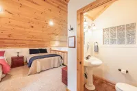 Cozy Woodland Retreat, 4 Beds, Family Friendly