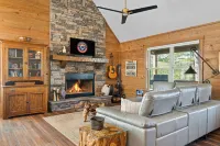 The Painted Peak - Fast WiFi, Dog-Friendly, Firepit, Mountain Getaway!