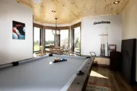 Elegant Grand Cabin w/ Hot Tub