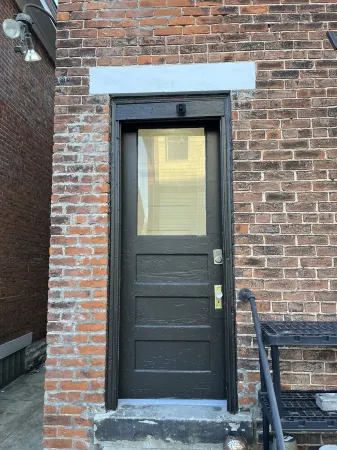 Cosy Boho 3rd Floor Studio in Heart of Covington, 5 Minute Walk to Wedding Venue Отели рядом с достопримечательностью «Подвесной мост имени Джона Роблинга»