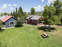 Downtown Cozy Red Cabin Hotels in Victor