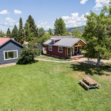 Downtown Cozy Red Cabin Отели в г. Виктор