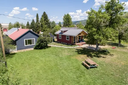 Downtown Cozy Red Cabin