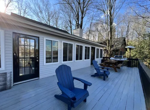 Lakefront Oasis: Private Dock, Kayaks, Canoe, Pedal & Paddle Boat @ the Hideout