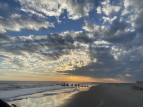 Renovated Cool House / Private Heated Pool / Short Walk to Beach / Sleeps 10