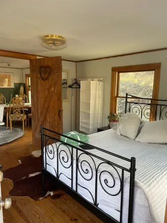 Cozy Shenandoah Cabin Mountian Escape w/  Private Hottub, Loft, & Fireplace